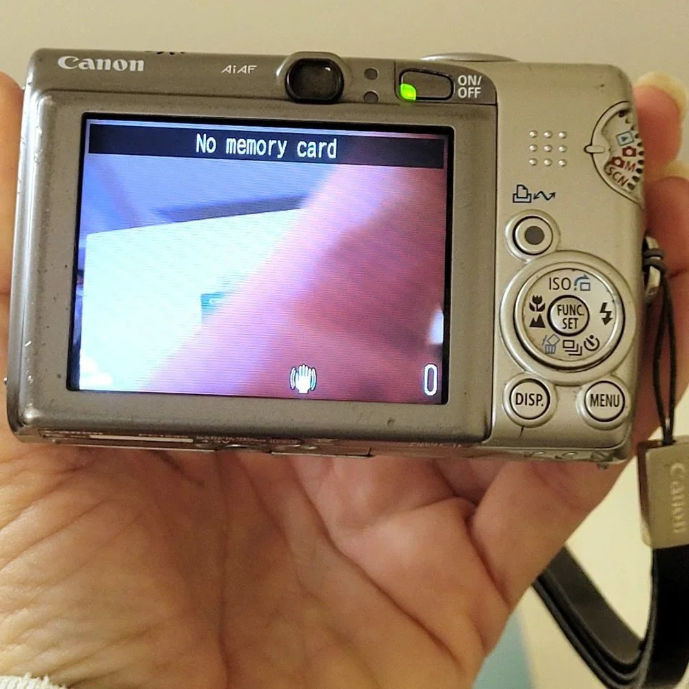Canon PowerShot SD850 IS Silver Digital Camera - Picture 3 of 8